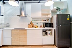 Townhome, 2 Bedrooms | Private kitchen | Full-size fridge, microwave, stovetop, rice cooker - Uncle Tops House (Sa Khu)