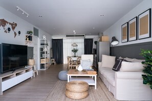 House, 2 Bedrooms | Living area | 50-inch LED TV with cable channels, TV, Netflix - Uncle Tops House (Sa Khu)