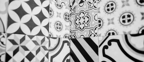 Primer plano de diversos azulejos con diseños geométricos y florales.