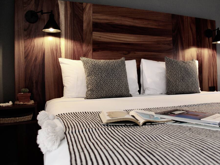 Kahden hengen deluxe-huone | Ylelliset vuodevaatteet, untuvapeitot, tallelokero huoneessa