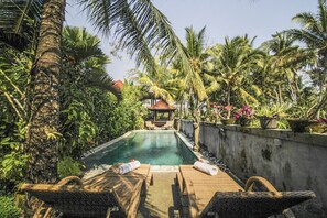 Outdoor pool, pool loungers - Villa Di Sawah Pejeng (Ubud)