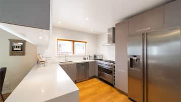 Comfort House, 3 Bedrooms | Private kitchen | Fridge, microwave, oven, stovetop