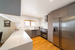 Comfort House, 3 Bedrooms | Private kitchen