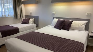 Quarto casal standard | Escrivaninha, espaço de trabalho para notebook