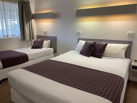 Escritorio y espacio para trabajar con laptop