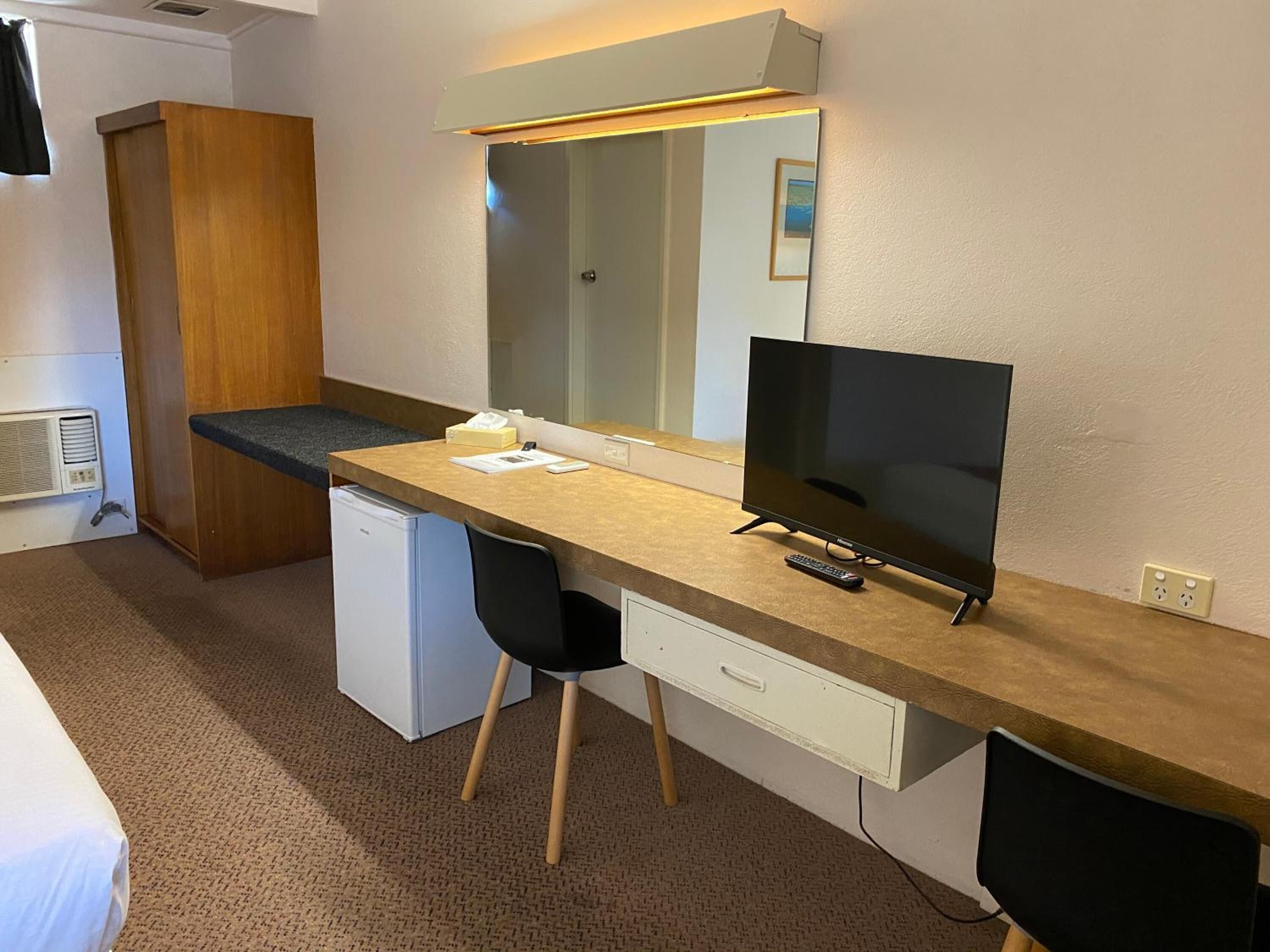 Skrivbord, arbetsyta för laptop, strykjärn/strykbräda och gratis wi-fi