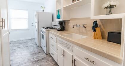 Beautiful garden apt close to Universal Studios