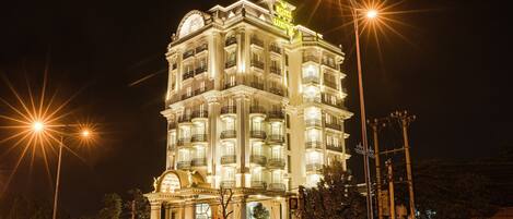 Vista frontal de la propiedad por la tarde o noche