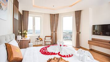 Phòng đôi Deluxe (King) | Minibar, két bảo mật tại phòng, bàn, phòng cách âm