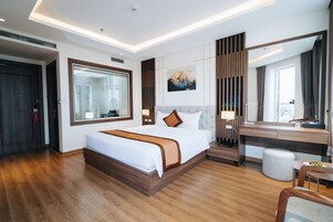 Deluxe King Room | Minibar, in-room safe, desk, soundproofing