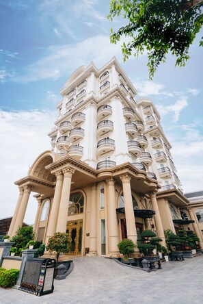Front of property - Manh Quan Luxury Hotel (Vinh Yen)
