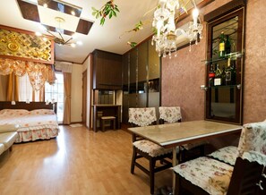 Phòng (Violet) | Khu vực ăn uống tại phòng