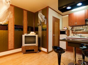 Room (Lilac) | In-room dining