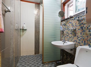 A bathroom with a shower, sink, and toilet. - Taean White Sand Pension (Taean)
