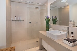 Een bad/douchecombinatie, milieuvriendelijke toiletartikelen