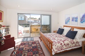 2 slaapkamers, een bureau, een strijkplank/strijkijzer, reisbedje