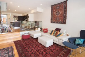 Een smart-tv, Netflix, een dvd-speler en boeken