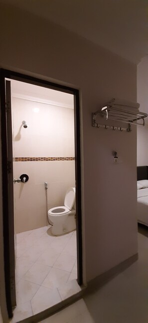 Shower, towels, soap, shampoo - The Music Hotel (Batam)