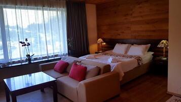 Suite | Iron/ironing board, free WiFi, bed sheets