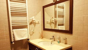 Standard Twin Room | Bathroom sink - Hotel Tetnuldi (Mestia)
