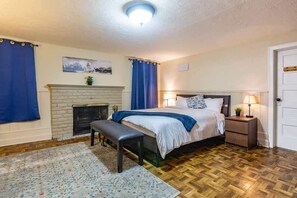 4 bedrooms, desk, iron/ironing board, WiFi