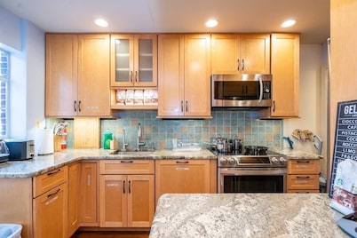 Spacious 4BR CozySuites in Old Town Alexandria