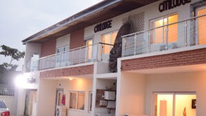 Un immeuble de deux étages sur lequel on peut lire l’inscription « City Lodge ».