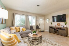 TV, Netflix, streaming services - 3 Bd House Near Disney/Knotts/Convention Ctr~Sleeps 10!~King Beds! (Fullerton)