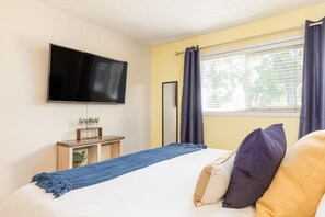 3 bedrooms, iron/ironing board, free WiFi, bed sheets - 3 Bd House Near Disney/Knotts/Convention Ctr~Sleeps 10!~King Beds! (Fullerton)