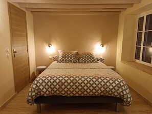 3 slaapkamers, een strijkplank/strijkijzer, reisbedje, gratis wifi