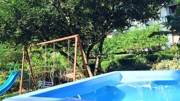Utomhuspool och solstolar