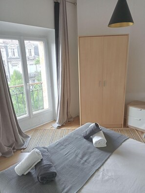 2 bedrooms, desk, iron/ironing board, free WiFi