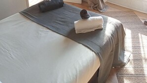 Une chambre à coucher avec un lit, une fenêtre et une porte.