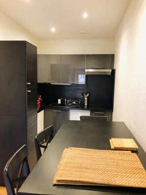 Fridge, microwave, oven, stovetop - Very nice, bright and quiet 2-bedroom apartment in the heart of Bordeaux (Bordeaux)