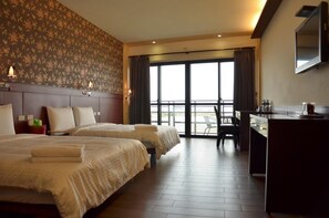 Escritorio, cortinas blackout, wifi gratis y ropa de cama