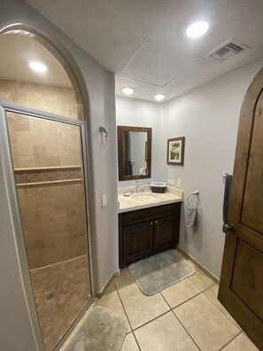 Bathtub, hair dryer, towels, soap - LOVELY 2 BEDROOM BEACHFRONT CONDO - FULLY REMODEL - BBQ GRILL (Puerto Peñasco)