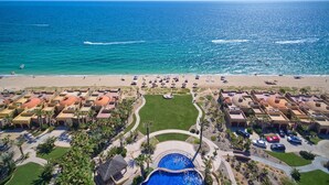 Ein Resort mit Pool, Strand und Meerblick.