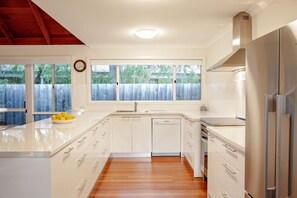 Fridge, microwave, oven, stovetop - Blue House: one street from the beach (Quindalup)