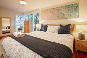 4 bedrooms, iron/ironing board, travel cot, free WiFi - Blue House: one street from the beach (Quindalup)
