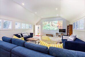 TV, fireplace, books - Blue House: one street from the beach (Quindalup)