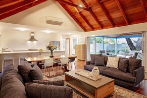 TV, fireplace, books - Blue House: one street from the beach (Quindalup)