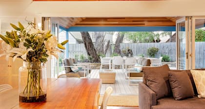 Blue House: one street from the beach