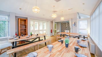 Desayuno continental diario (GBP 7 por persona)