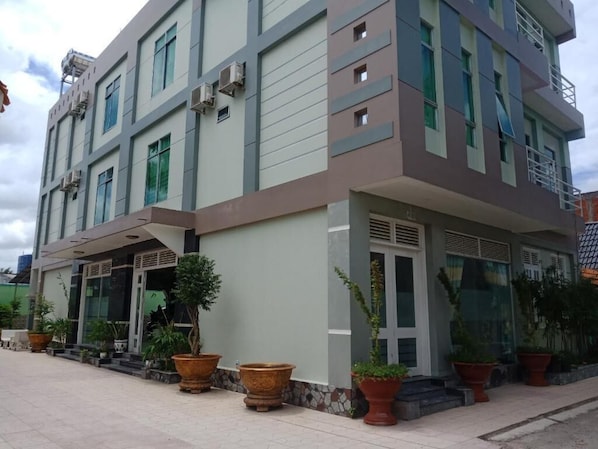 Front of property - Khach San Truong Thinh (Ben Tre)
