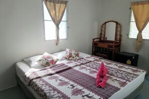 One Bedroom Chalet (Fan) | デスク、WiFi (無料)、ベッドシーツ