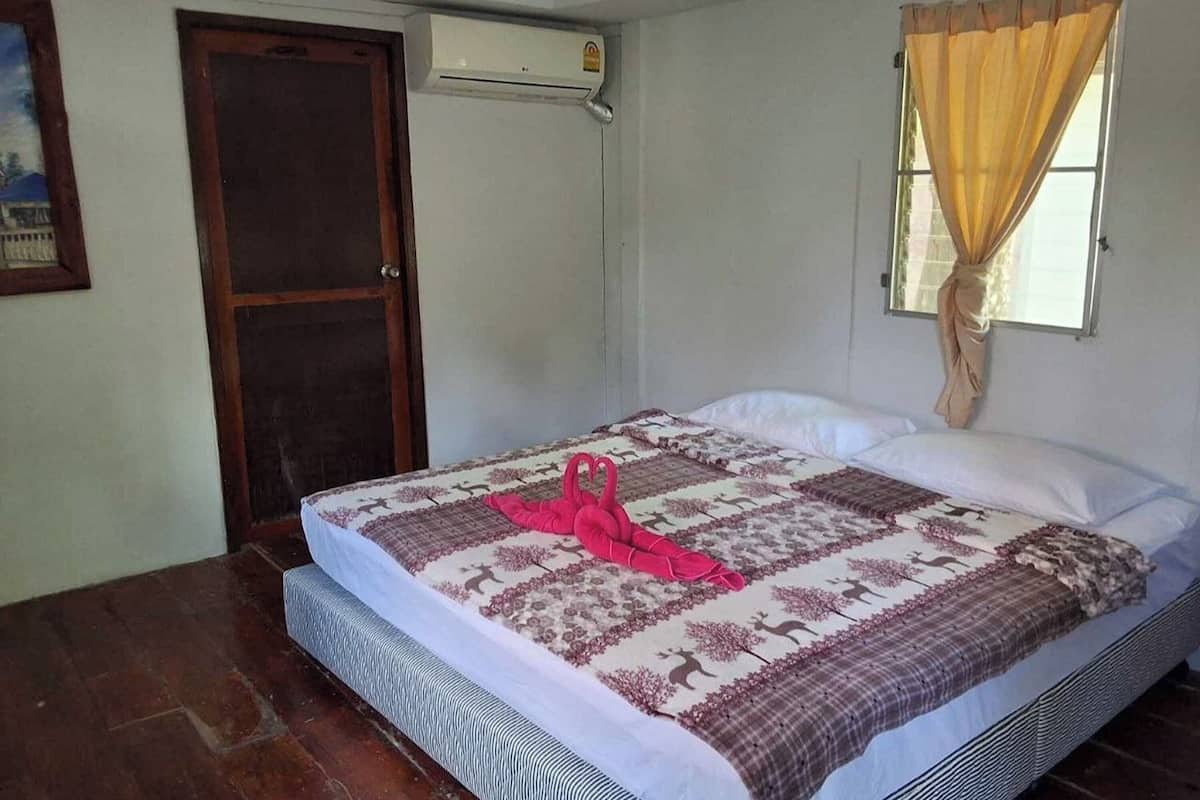 One bedroom chalet (Air-con) | 1 bedroom, desk, free WiFi, bed sheets