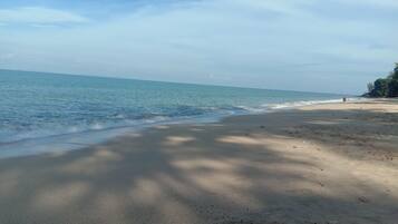 On the beach, white sand, beach towels, 3 beach bars