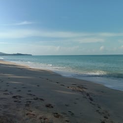 En la playa, playa de arena blanca y toallas de playa