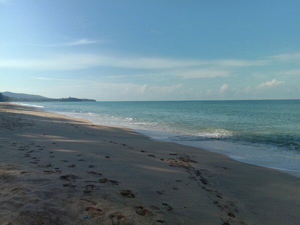 En la playa, playa de arena blanca y toallas de playa