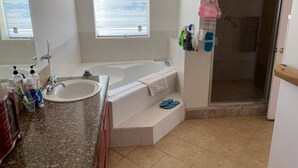 Un baño con bañera, lavabo y ducha.